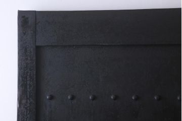 アンティーク建具　和製アンティーク　鋲付き　鉄板付き　特大　重厚で味わい深い鉄製蔵戸(鉄扉、引き戸、玄関戸)(R-041625)