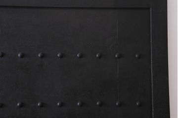 アンティーク建具　和製アンティーク　鋲付き　鉄板付き　特大　重厚で味わい深い鉄製蔵戸(鉄扉、引き戸、玄関戸)(R-041625)