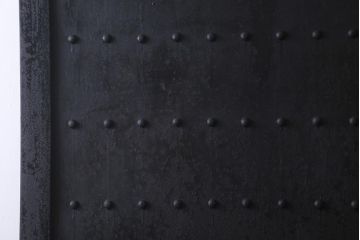 アンティーク建具　和製アンティーク　鋲付き　鉄板付き　特大　重厚で味わい深い鉄製蔵戸(鉄扉、引き戸、玄関戸)(R-041625)
