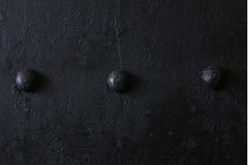 アンティーク建具　和製アンティーク　鋲付き　鉄板付き　特大　重厚で味わい深い鉄製蔵戸(鉄扉、引き戸、玄関戸)(R-041625)