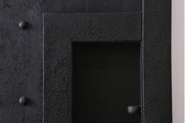 アンティーク建具　和製アンティーク　鋲付き　鉄板付き　特大　重厚で味わい深い鉄製蔵戸(鉄扉、引き戸、玄関戸)(R-041625)