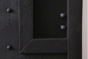 アンティーク建具　和製アンティーク　鋲付き　鉄板付き　特大　重厚で味わい深い鉄製蔵戸(鉄扉、引き戸、玄関戸)(R-041625)