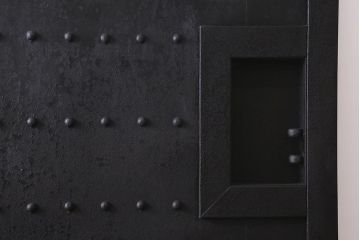 アンティーク建具　和製アンティーク　鋲付き　鉄板付き　特大　重厚で味わい深い鉄製蔵戸(鉄扉、引き戸、玄関戸)(R-041625)