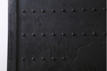 アンティーク建具　和製アンティーク　鋲付き　鉄板付き　特大　重厚で味わい深い鉄製蔵戸(鉄扉、引き戸、玄関戸)(R-041625)