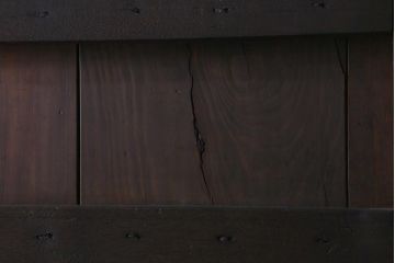 アンティーク建具　和製アンティーク　鋲付き　鉄板付き　特大　重厚で味わい深い鉄製蔵戸(鉄扉、引き戸、玄関戸)(R-041625)