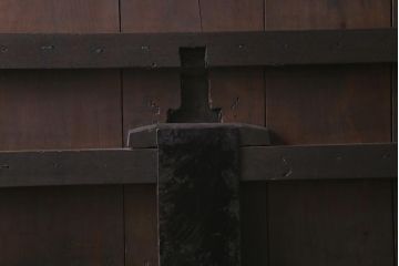 アンティーク建具　和製アンティーク　鋲付き　鉄板付き　特大　重厚で味わい深い鉄製蔵戸(鉄扉、引き戸、玄関戸)(R-041625)