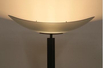 ヴィンテージ照明　イタリア　Artemide(アルテミデ)・Tebe(テベ)　シンプルモダンなスタンドライト(フロアライト、スタンドライト、ビンテージ)(R-041632)