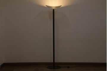 ヴィンテージ照明　イタリア　Artemide(アルテミデ)・Tebe(テベ)　シンプルモダンなスタンドライト(フロアライト、スタンドライト、ビンテージ)(R-041632)