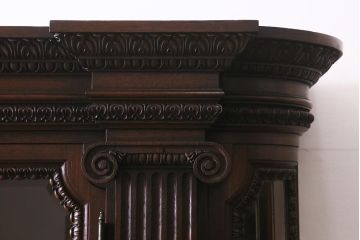 アンティーク家具　フランスアンティーク　マホガニー材　芸術作品のような彫刻が見事な飾り棚(食器棚、カップボード、収納棚)(R-041633)