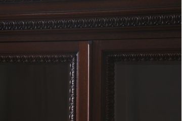 アンティーク家具　フランスアンティーク　マホガニー材　芸術作品のような彫刻が見事な飾り棚(食器棚、カップボード、収納棚)(R-041633)
