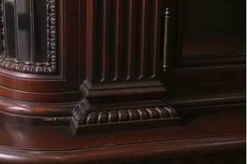 アンティーク家具　フランスアンティーク　マホガニー材　芸術作品のような彫刻が見事な飾り棚(食器棚、カップボード、収納棚)(R-041633)