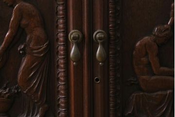 アンティーク家具　フランスアンティーク　マホガニー材　芸術作品のような彫刻が見事な飾り棚(食器棚、カップボード、収納棚)(R-041633)