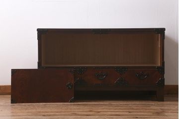 中古　伝統工芸　岩谷堂箪笥　天板リメイク・厚手栗無垢材　梅の花の引き手が上品なローボード(ローチェスト、戸棚、テレビボード、テレビ台)(R-041638)