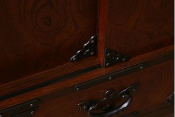 中古　伝統工芸　岩谷堂箪笥　天板リメイク・厚手栗無垢材　梅の花の引き手が上品なローボード(ローチェスト、戸棚、テレビボード、テレビ台)(R-041638)