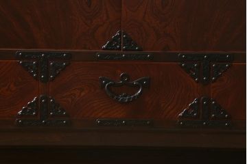中古　伝統工芸　岩谷堂箪笥　天板リメイク・厚手栗無垢材　梅の花の引き手が上品なローボード(ローチェスト、戸棚、テレビボード、テレビ台)(R-041638)
