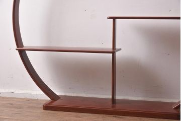 在庫未使用品　IDC大塚家具　松創　木地呂塗　総ケヤキ材　職人技が光る曲木の丸飾棚(飾り棚)(定価約108万円)(R-041639)