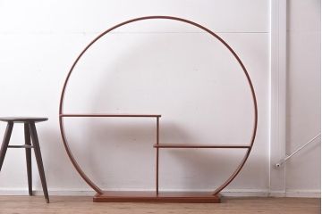 在庫未使用品　IDC大塚家具　松創　木地呂塗　総ケヤキ材　職人技が光る曲木の丸飾棚(飾り棚)(定価約108万円)(R-041639)