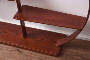 在庫未使用品　IDC大塚家具　松創　木地呂塗　総ケヤキ材　職人技が光る曲木の丸飾棚(飾り棚)(定価約108万円)(R-041639)