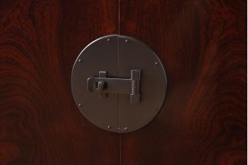 在庫未使用品　IDC大塚家具　松創　やすらぎ　ケヤキ材　木地呂塗り　如月の棚(飾棚、飾り棚)(定価約396万円)(R-041643)