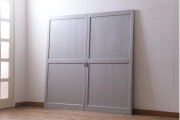 アンティーク建具　明治大正期　杉無垢材　グレーペイントのおしゃれな板戸2枚セット(引き戸、建具)(R-041646)