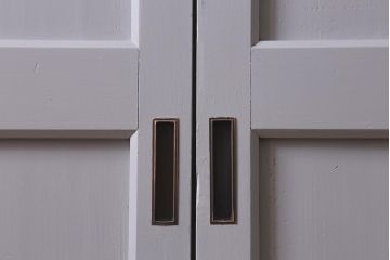 アンティーク建具　明治大正期　杉無垢材　グレーペイントのおしゃれな板戸2枚セット(引き戸、建具)(R-041646)
