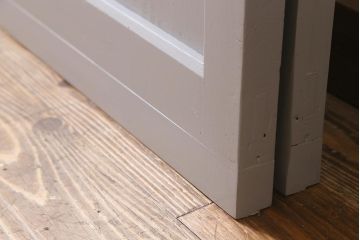アンティーク建具　明治大正期　杉無垢材　グレーペイントのおしゃれな板戸2枚セット(引き戸、建具)(R-041646)
