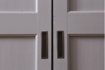 アンティーク建具　明治大正期　杉無垢材　グレーペイントのおしゃれな板戸2枚セット(引き戸、建具)(R-041646)