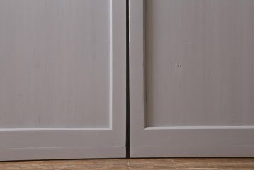 アンティーク建具　明治大正期　杉無垢材　グレーペイントのおしゃれな板戸2枚セット(引き戸、建具)(R-041646)