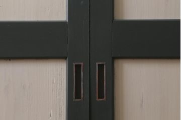 アンティーク建具　明治大正期　杉無垢材　ペイント　ツートンカラーのシックな板戸2枚セット(引き戸、建具)(R-041647)