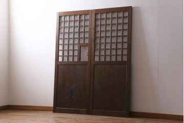 アンティーク建具　明治大正期　蔵戸リメイク　杉材一枚板・枠樺材　すり・クリアガラス入り　升格子の蔵戸2枚セット(引き戸、玄関戸)(R-041648)