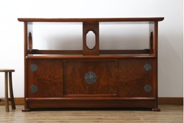 未使用展示品　中古　IDC大塚家具取り扱い　名門藤沢木工　黒田辰秋復刻作品　指物工芸家具　総欅(ケヤキ)材　漆塗り　美しい木目と品のある佇まいが魅力的な飾り棚(茶棚、戸棚、収納棚、サイドボード)(定価約250万円)(R-041650)