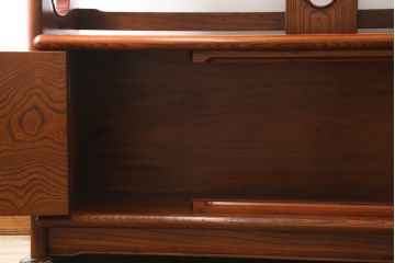 未使用展示品　中古　IDC大塚家具取り扱い　名門藤沢木工　黒田辰秋復刻作品　指物工芸家具　総欅(ケヤキ)材　漆塗り　美しい木目と品のある佇まいが魅力的な飾り棚(茶棚、戸棚、収納棚、サイドボード)(定価約250万円)(R-041650)