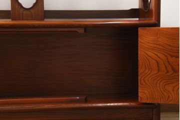 未使用展示品　中古　IDC大塚家具取り扱い　名門藤沢木工　黒田辰秋復刻作品　指物工芸家具　総欅(ケヤキ)材　漆塗り　美しい木目と品のある佇まいが魅力的な飾り棚(茶棚、戸棚、収納棚、サイドボード)(定価約250万円)(R-041650)