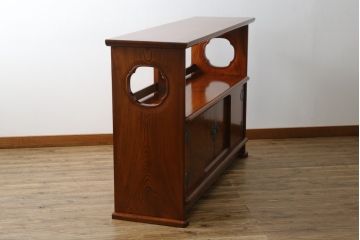 未使用展示品　中古　IDC大塚家具取り扱い　名門藤沢木工　黒田辰秋復刻作品　指物工芸家具　総欅(ケヤキ)材　漆塗り　美しい木目と品のある佇まいが魅力的な飾り棚(茶棚、戸棚、収納棚、サイドボード)(定価約250万円)(R-041650)