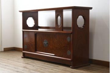未使用展示品　中古　IDC大塚家具取り扱い　名門藤沢木工　黒田辰秋復刻作品　指物工芸家具　総欅(ケヤキ)材　漆塗り　美しい木目と品のある佇まいが魅力的な飾り棚(茶棚、戸棚、収納棚、サイドボード)(定価約250万円)(R-041650)