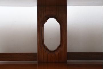 未使用展示品　中古　IDC大塚家具取り扱い　名門藤沢木工　黒田辰秋復刻作品　指物工芸家具　総欅(ケヤキ)材　漆塗り　美しい木目と品のある佇まいが魅力的な飾り棚(茶棚、戸棚、収納棚、サイドボード)(定価約250万円)(R-041650)