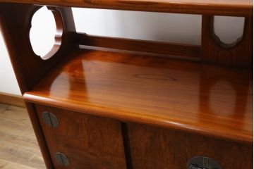 未使用展示品　中古　IDC大塚家具取り扱い　名門藤沢木工　黒田辰秋復刻作品　指物工芸家具　総欅(ケヤキ)材　漆塗り　美しい木目と品のある佇まいが魅力的な飾り棚(茶棚、戸棚、収納棚、サイドボード)(定価約250万円)(R-041650)