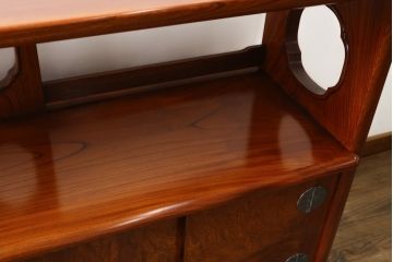 未使用展示品　中古　IDC大塚家具取り扱い　名門藤沢木工　黒田辰秋復刻作品　指物工芸家具　総欅(ケヤキ)材　漆塗り　美しい木目と品のある佇まいが魅力的な飾り棚(茶棚、戸棚、収納棚、サイドボード)(定価約250万円)(R-041650)