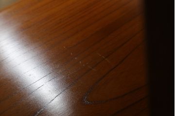 未使用展示品　中古　IDC大塚家具取り扱い　名門藤沢木工　黒田辰秋復刻作品　指物工芸家具　総欅(ケヤキ)材　漆塗り　美しい木目と品のある佇まいが魅力的な飾り棚(茶棚、戸棚、収納棚、サイドボード)(定価約250万円)(R-041650)