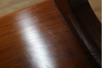 未使用展示品　中古　IDC大塚家具取り扱い　名門藤沢木工　黒田辰秋復刻作品　指物工芸家具　総欅(ケヤキ)材　漆塗り　美しい木目と品のある佇まいが魅力的な飾り棚(茶棚、戸棚、収納棚、サイドボード)(定価約250万円)(R-041650)