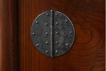 未使用展示品　中古　IDC大塚家具取り扱い　名門藤沢木工　黒田辰秋復刻作品　指物工芸家具　総欅(ケヤキ)材　漆塗り　美しい木目と品のある佇まいが魅力的な飾り棚(茶棚、戸棚、収納棚、サイドボード)(定価約250万円)(R-041650)