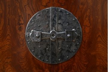 未使用展示品　中古　IDC大塚家具取り扱い　名門藤沢木工　黒田辰秋復刻作品　指物工芸家具　総欅(ケヤキ)材　漆塗り　美しい木目と品のある佇まいが魅力的な飾り棚(茶棚、戸棚、収納棚、サイドボード)(定価約250万円)(R-041650)