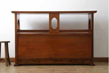 未使用展示品　中古　IDC大塚家具取り扱い　名門藤沢木工　黒田辰秋復刻作品　指物工芸家具　総欅(ケヤキ)材　漆塗り　美しい木目と品のある佇まいが魅力的な飾り棚(茶棚、戸棚、収納棚、サイドボード)(定価約250万円)(R-041650)
