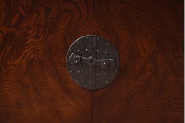 在庫未使用品　IDC大塚家具　藤沢木工　漆塗り　総ケヤキ　無垢材　飾り棚(飾棚、茶棚、収納棚、戸棚、サイドボード、サイドキャビネット)(定価約200万円)(R-041651)