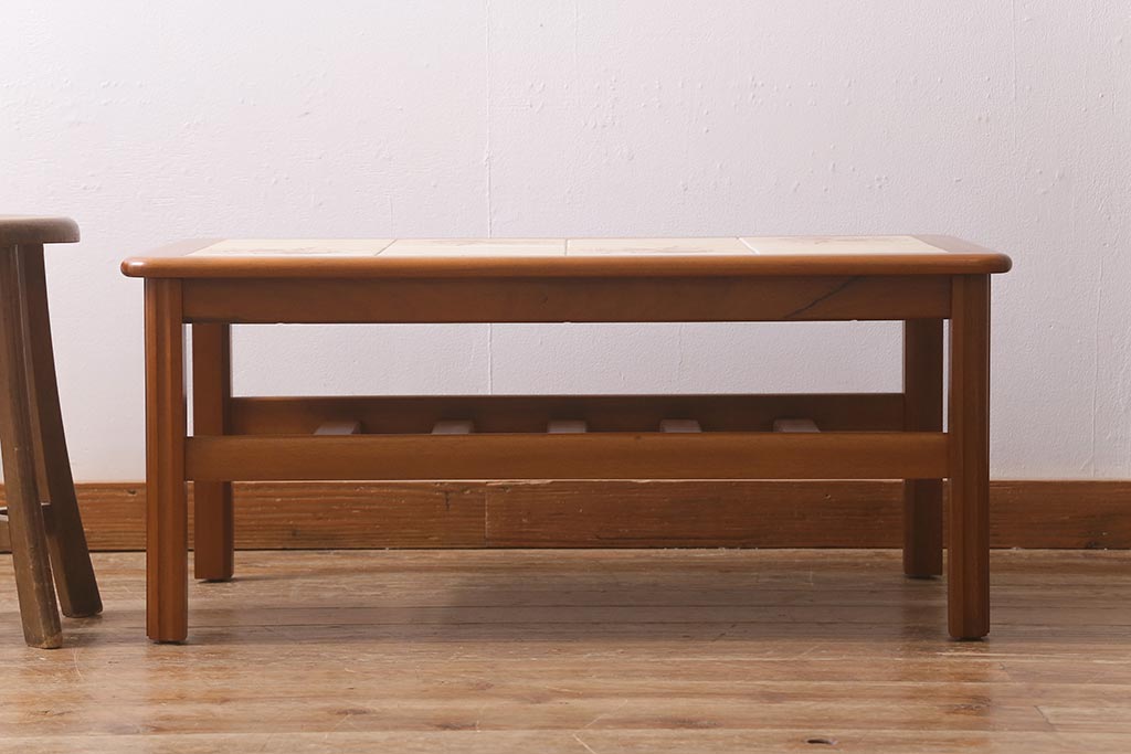 北欧ビンテージ　レトロなタイルトップが目を引くセンターテーブル(コーヒーテーブル、ローテーブル)(R-041653)