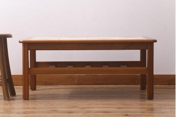 北欧ビンテージ　レトロなタイルトップが目を引くセンターテーブル(コーヒーテーブル、ローテーブル)(R-041653)