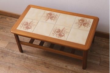 北欧ビンテージ　レトロなタイルトップが目を引くセンターテーブル(コーヒーテーブル、ローテーブル)(R-041653)