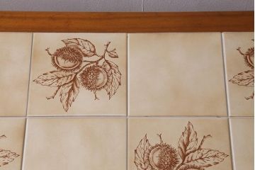 北欧ビンテージ　レトロなタイルトップが目を引くセンターテーブル(コーヒーテーブル、ローテーブル)(R-041653)