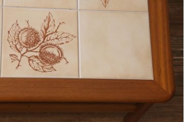 北欧ビンテージ　レトロなタイルトップが目を引くセンターテーブル(コーヒーテーブル、ローテーブル)(R-041653)