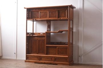 在庫未使用品　IDC大塚家具　漆器山富　漆塗り　透かし入り　総ケヤキ無垢材　飾棚(飾り棚)(定価約216万円)(R-041667)